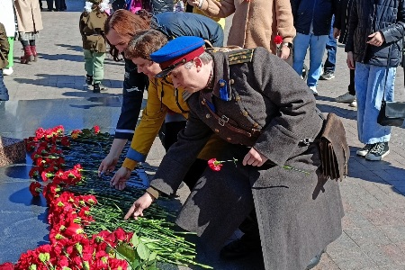 Активисты профкома КГАСУ провели акцию «Красная гвоздика» в Парке Победы