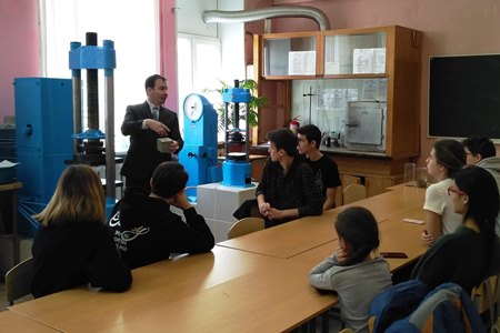 Школьники Казани посетили очередное занятие кружка «Юный дорожник» Малой академии КГАСУ