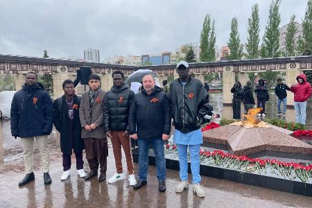 Иностранные студенты КГАСУ приняли участие в церемонии возложения цветов к памятнику Неизвестному солдату