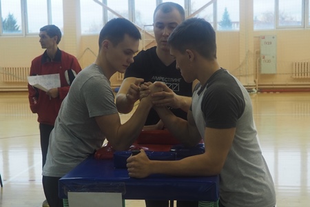В соревнованиях КГАСУ по армспорту абсолютными победителями стали Раиля Шарипова и Тимур Казаков, а лучшей стала команда ИС!
