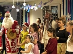 Преподаватели и учащиеся детской школы "ДАШКА" устроили новогодний спектакль 