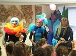Преподаватели и учащиеся детской школы "ДАШКА" устроили новогодний спектакль 
